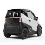 Compacte elektrische microauto in wit-zwart, achteraanzicht op witte achtergrond
