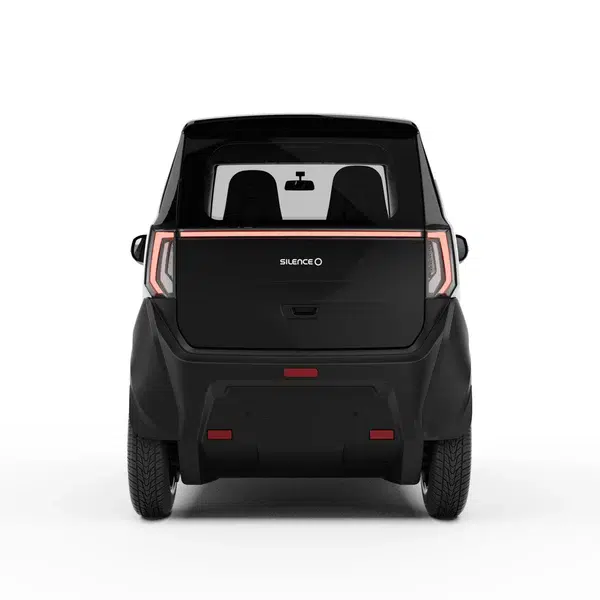 Achteraanzicht van een zwarte compacte elektrische microauto met doorlopende LED-achterlichten