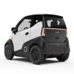 Kleine wit-zwarte elektrische stadsauto, achteraanzicht in driekwart met LED-achterlichten.