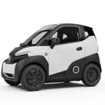 Witte compacte elektrische microauto met zwarte accenten, driekwart zijaanzicht op witte achtergrond.