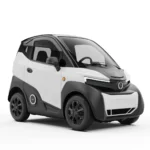 Witte compacte elektrische stadsauto met zwarte accenten, vooraanzicht in driekwart.