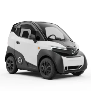 Witte compacte elektrische stadsauto met zwarte accenten, vooraanzicht in driekwart.