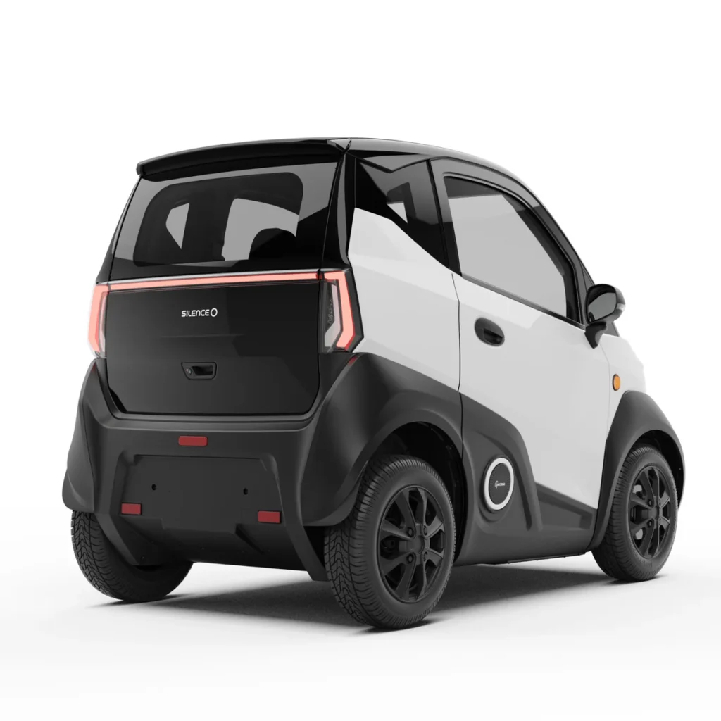 Compacte wit-zwarte elektrische microauto in achteraanzicht, met doorlopende LED-achterlichten