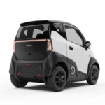 Compacte wit-zwarte elektrische microauto in achteraanzicht, met doorlopende LED-achterlichten