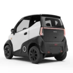Zwart-witte elektrische microauto, achteraanzicht met strakke LED-achterlichten.