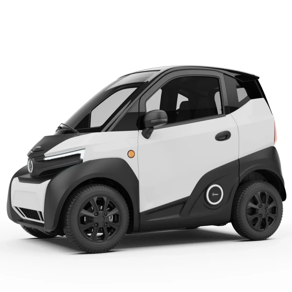 Compacte wit-zwarte elektrische microauto in zijaanzicht, met twee zitplaatsen en strakke LED-koplampen.
