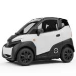 Compacte wit-zwarte elektrische microauto in zijaanzicht, met twee zitplaatsen en strakke LED-koplampen.