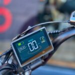 Close-up van het LCD-display op een e-bikestuur met snelheid 0 km/u en batterijniveau.