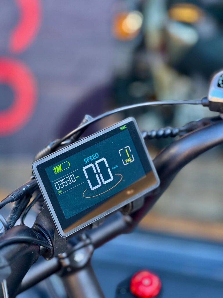 Close-up van het LCD-display op een e-bikestuur met snelheid 0 km/u en batterijniveau.