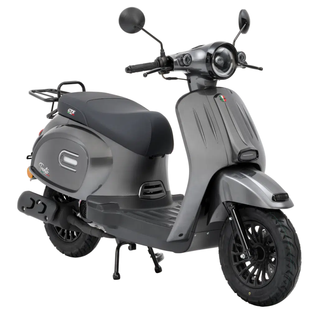 Matgrijze retro-scooter met ronde koplamp en zwarte velgen, schuin zijaanzicht op standaard.