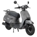 Matgrijze retro-scooter met ronde koplamp en zwarte velgen, schuin zijaanzicht op standaard.