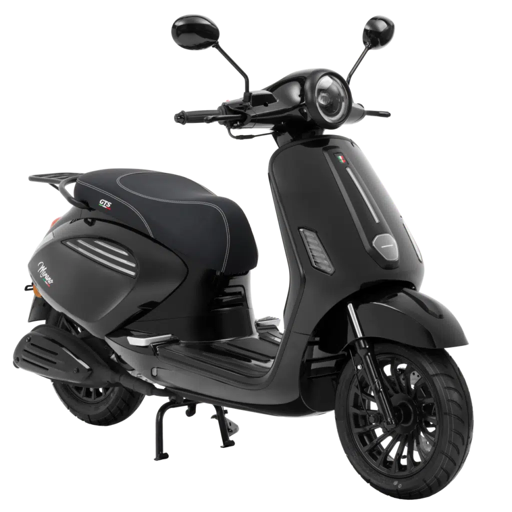 Matzwarte scooter met ronde LED-koplamp en spiegels, op middenstandaard, schuin vooraanzicht.