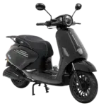 Matzwarte scooter met ronde LED-koplamp en spiegels, op middenstandaard, schuin vooraanzicht.