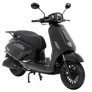 Matzwarte scooter met ronde LED-koplamp en spiegels, op middenstandaard, schuin vooraanzicht.