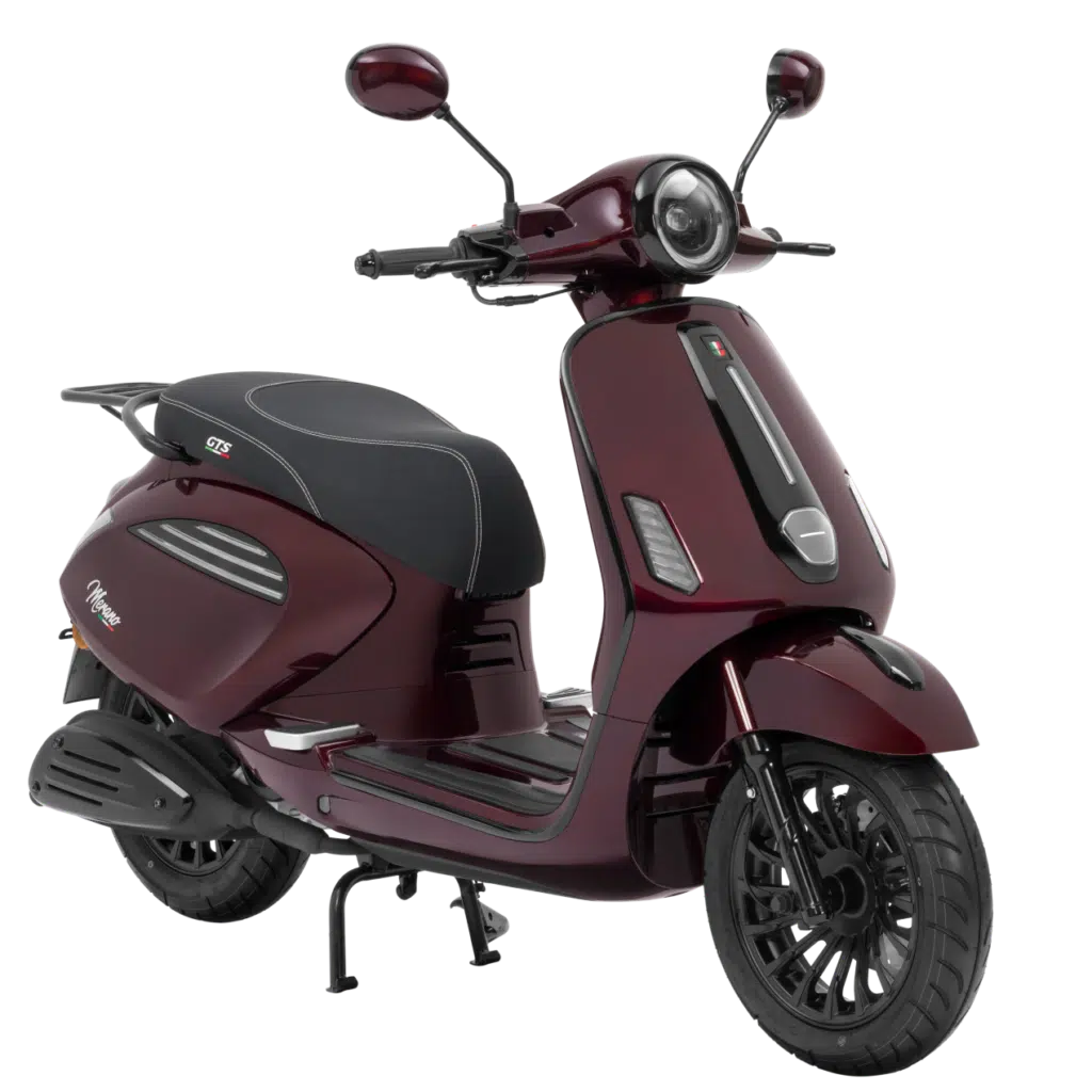 Bordeauxrode retro-scooter met zwart zadel, ronde koplamp en spiegels, schuin van voren gefotografeerd.