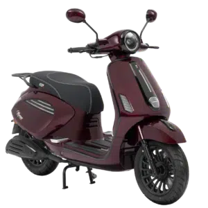 Bordeauxrode retro-scooter met zwart zadel, ronde koplamp en spiegels, schuin van voren gefotografeerd.