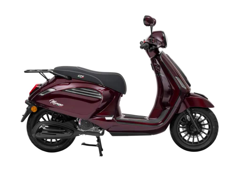 Bordeauxrode retro-stijl scooter, zijaanzicht op witte achtergrond.