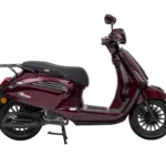 Bordeauxrode retro-stijl scooter, zijaanzicht op witte achtergrond.