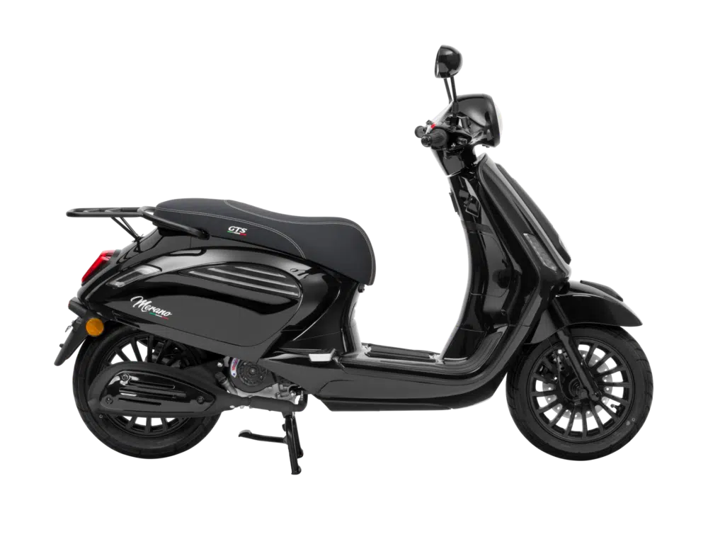 Zwart glanzende retro-stijl scooter, zijaanzicht met bagagedrager en spaakwielen op witte achtergrond.