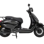 Zwart glanzende retro-stijl scooter, zijaanzicht met bagagedrager en spaakwielen op witte achtergrond.