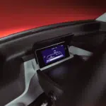 Close-up van een digitaal dashboard met batterij- en snelheidsmeter in een elektrische scooter.