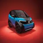 Blauw-zwarte tweezits micro-elektrische auto in studio, op rode achtergrond met spotlicht.