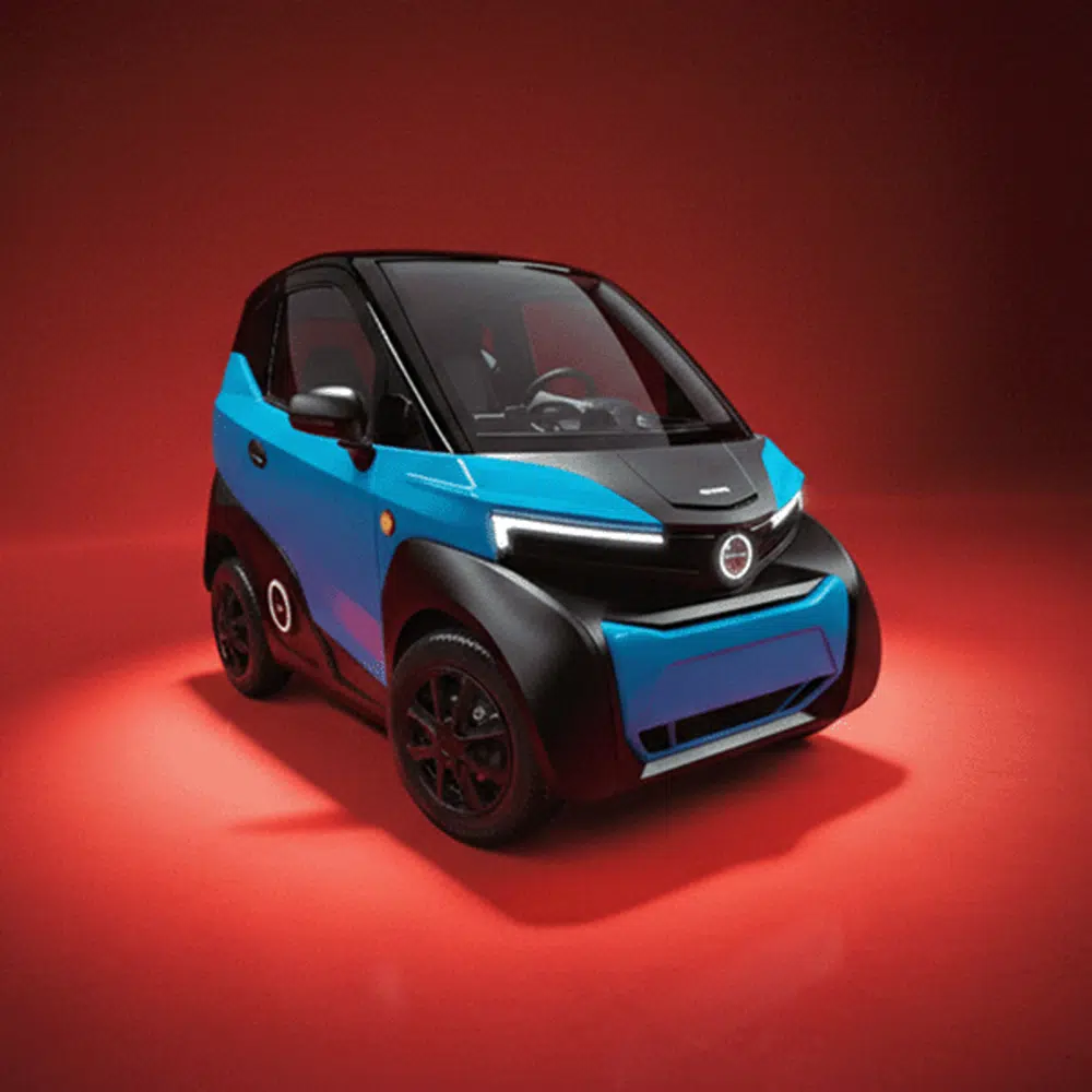 Blauw-zwarte tweezits micro-elektrische auto in studio, op rode achtergrond met spotlicht.