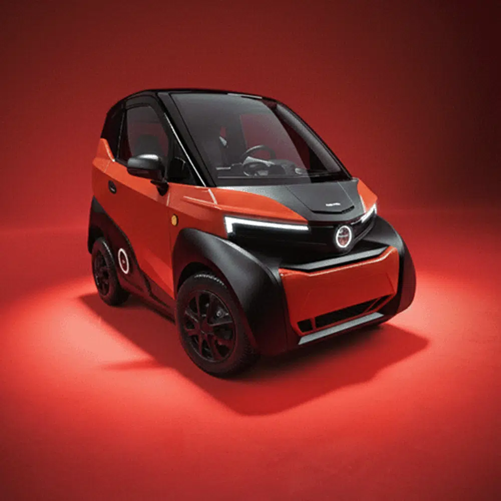 Rood-zwarte elektrische microauto in een studio met rode achtergrond en strakke LED-koplampen.