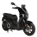 Zwarte elektrische scooter met schijfremmen, zijaanzicht op witte achtergrond.