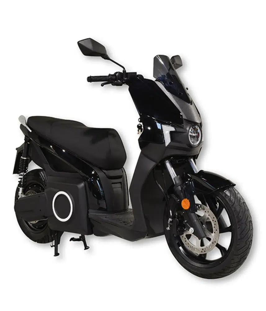 Zwarte elektrische scooter met schijfremmen, zijaanzicht op witte achtergrond.