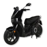 Zwarte elektrische scooter met ronde koplamp en zichtbare zij-accu, vrijstaand op witte achtergrond.