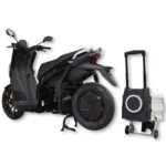 Zwarte elektrische scooter met uitneembare accu op trolley, zijaanzicht op witte achtergrond