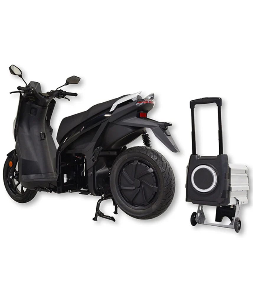 Zwarte elektrische scooter met uitneembare accu op trolley, zijaanzicht op witte achtergrond