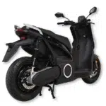 Zwarte elektrische scooter in driekwart achteraanzicht op witte achtergrond.