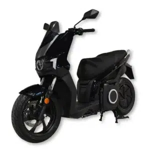 Zwarte elektrische scooter met ronde koplamp en zichtbare zij-accu, vrijstaand op witte achtergrond.