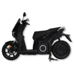 Zijaanzicht van een zwarte elektrische scooter op standaard, geïsoleerd op witte achtergrond.