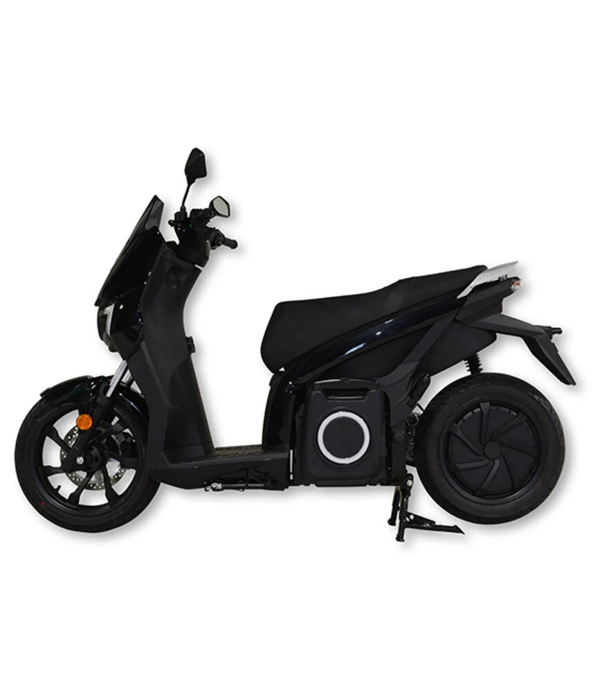 Zijaanzicht van een zwarte elektrische scooter op standaard, geïsoleerd op witte achtergrond.