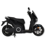 Zwarte elektrische scooter in modern design, zijaanzicht op witte achtergrond.