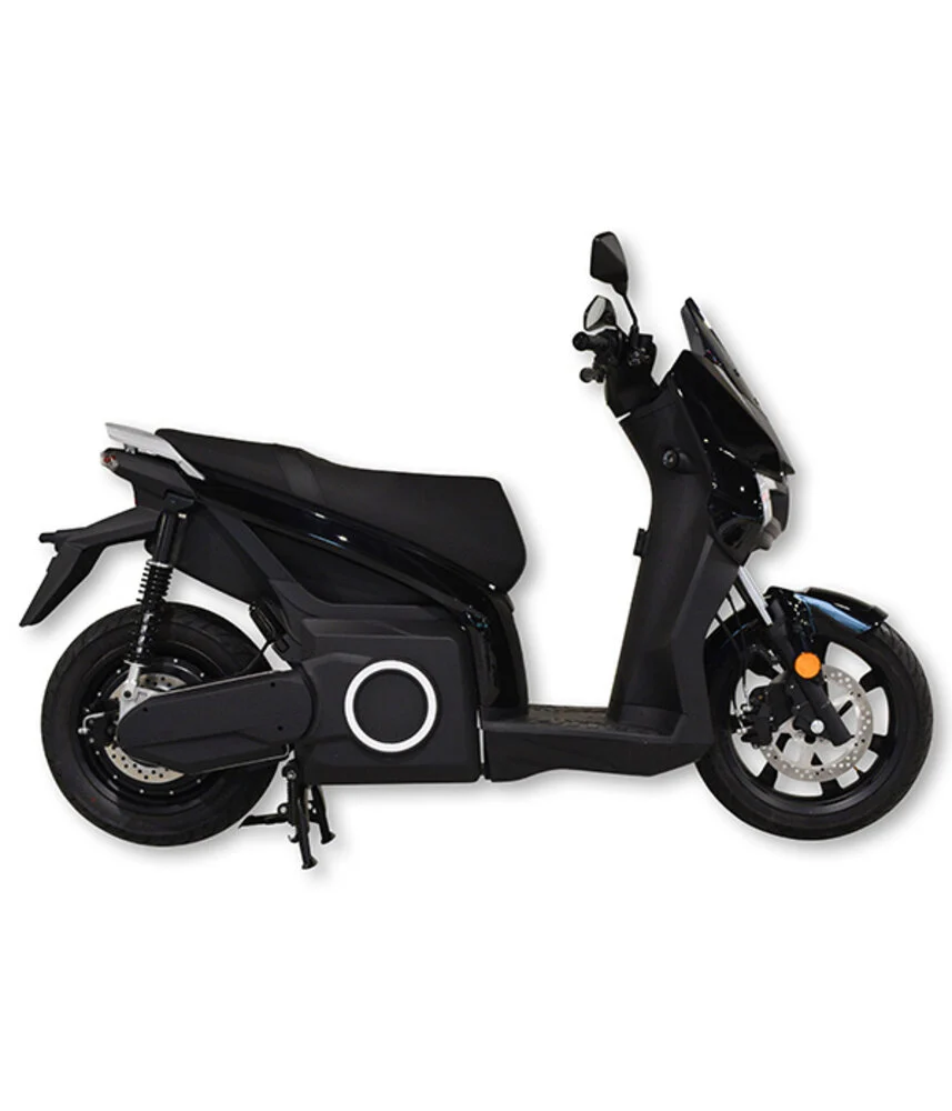 Zwarte elektrische scooter in modern design, zijaanzicht op witte achtergrond.