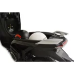 Open onderzadel-opbergruimte van een scooter met twee helmen, zwart en wit.
