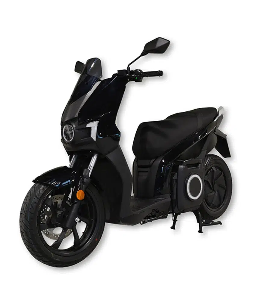 Zwarte elektrische scooter met ronde koplamp en zichtbare zij-accu, vrijstaand op witte achtergrond.