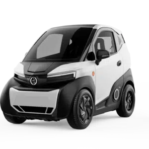 Wit-zwarte elektrische microauto in driekwart vooraanzicht op witte studioachtergrond.