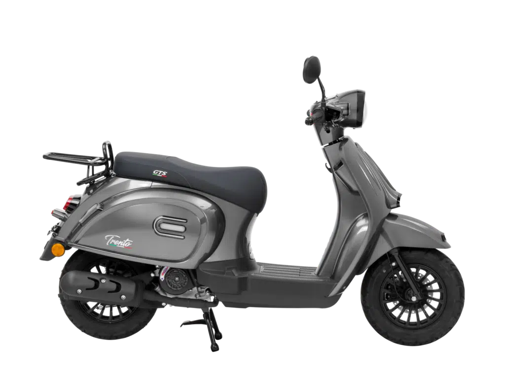 Grijze retro-look scooter in zijaanzicht op witte achtergrond