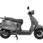 Grijze retro-look scooter in zijaanzicht op witte achtergrond