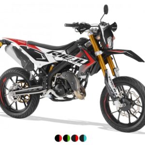 Zwart-wit-rode supermoto motorfiets met goudkleurige voorvork, zijaanzicht op witte achtergrond.