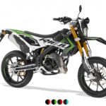 Groen-zwarte supermoto motorfiets met gouden upside-down voorvork, zijaanzicht op witte achtergrond.