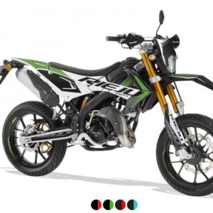 Groen-zwarte supermoto motorfiets met gouden upside-down voorvork, zijaanzicht op witte achtergrond.