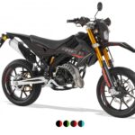 Zwarte supermoto-motorfiets met rode accenten en goudkleurige voorvorken, schuin vooraanzicht