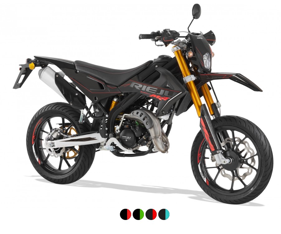 Zwarte supermoto-motorfiets met rode accenten en goudkleurige voorvorken, schuin vooraanzicht