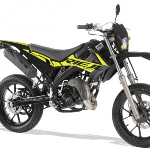 Zwart-gele supermoto bromfiets met hoge spatborden, dikke banden en schijfremmen op witte achtergrond.